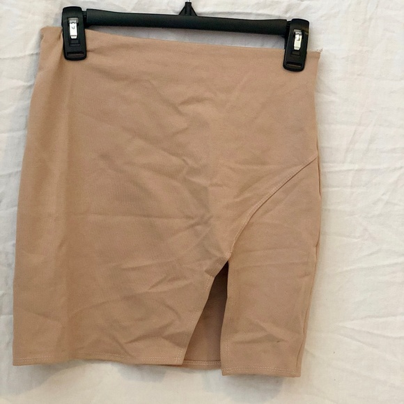 Nude Miniskirt with a slit - Picture 1 of 2